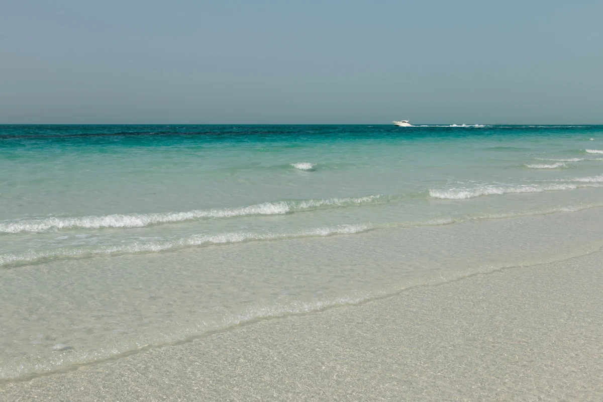 Plage de Djerba en novembre sous un ciel ensoleillé avec température agréable