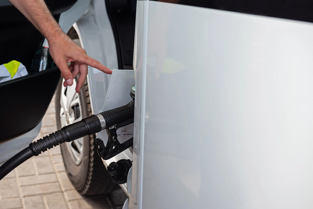 Une personne qui fait le plein avec son camping-car