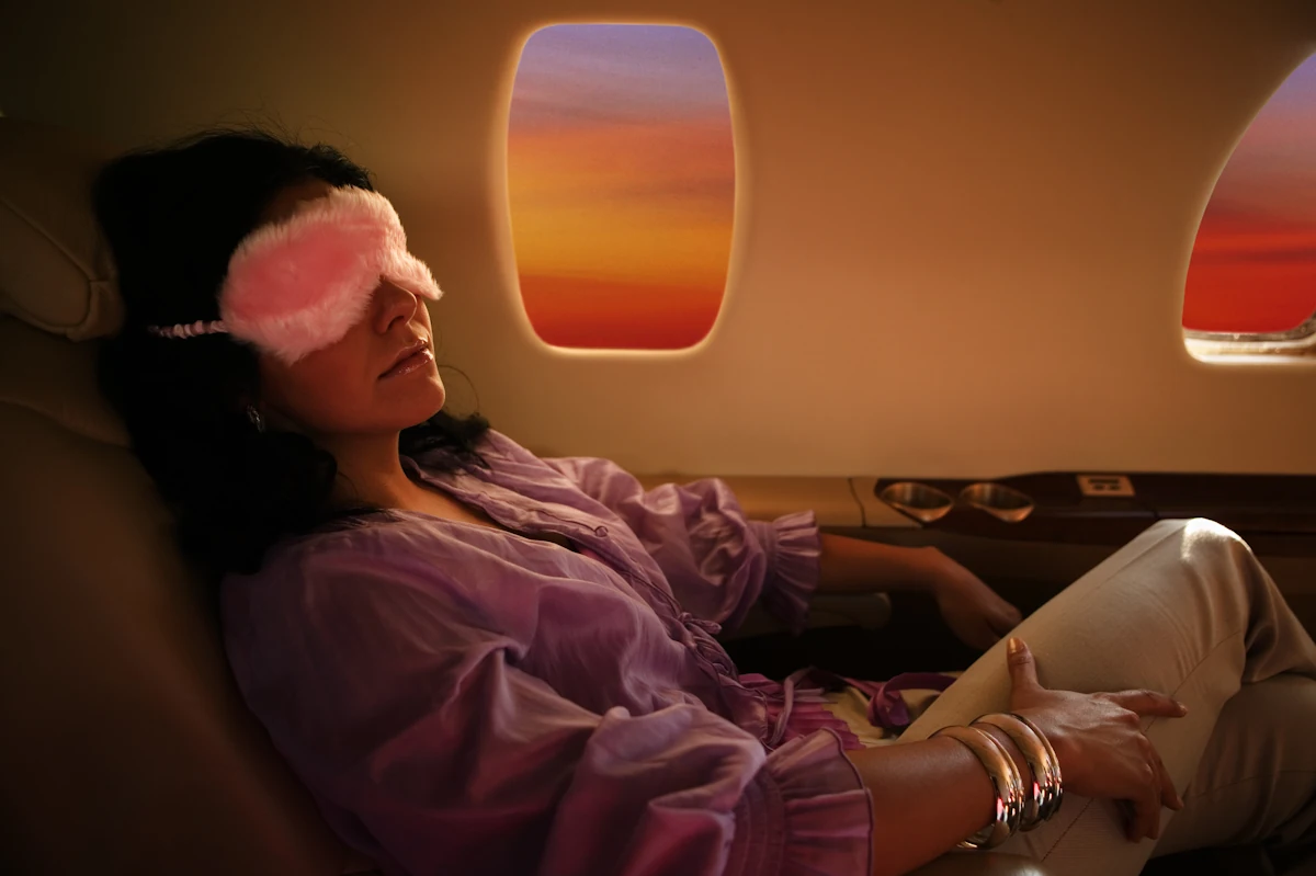 Une femme qui dort dans un avion