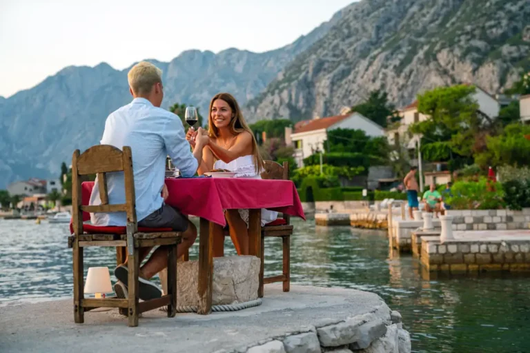 Un couple qui mange au restaurant en Croatie