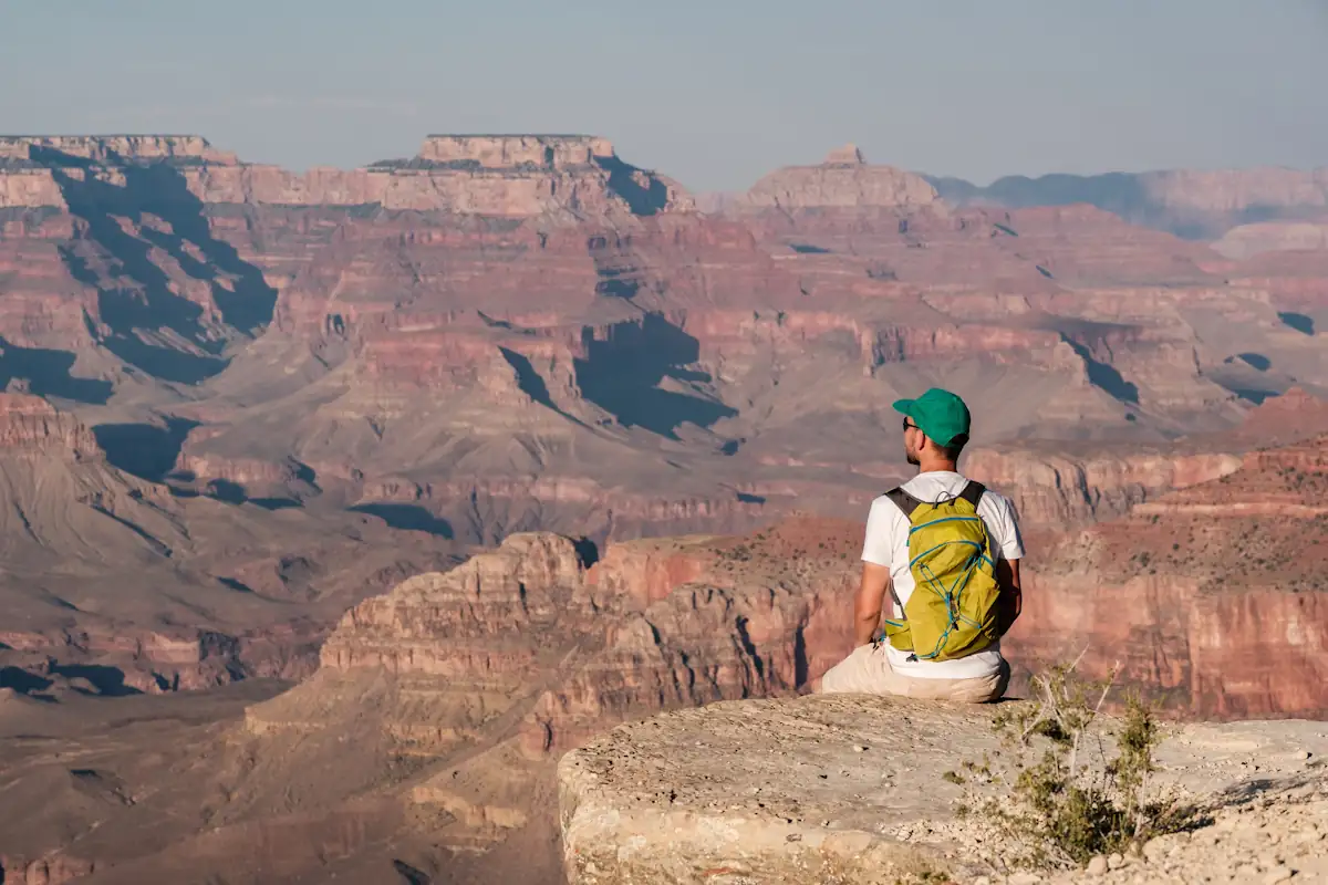 Un homme qui regarde le Grand Canyon