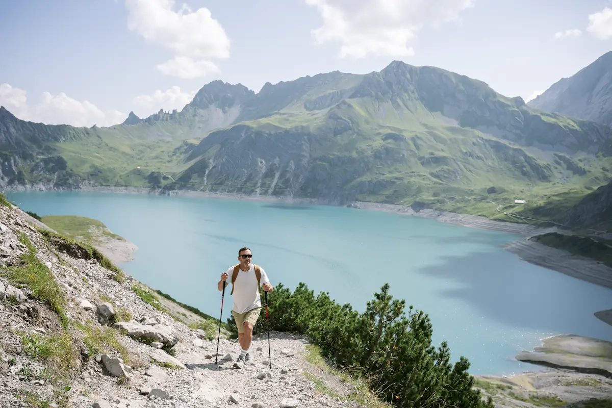 Un homme qui fait une randonnée près du Lac Blanc