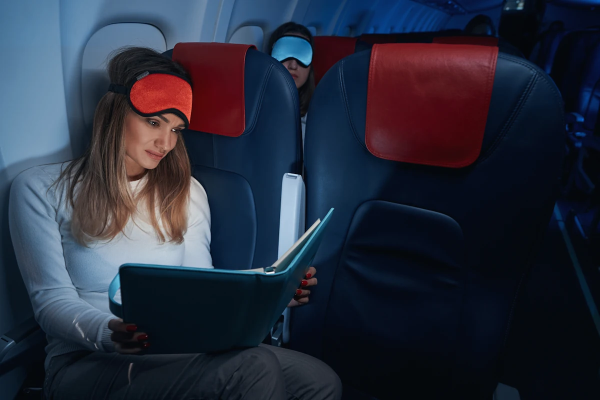 Une femme qui lit dans un avion