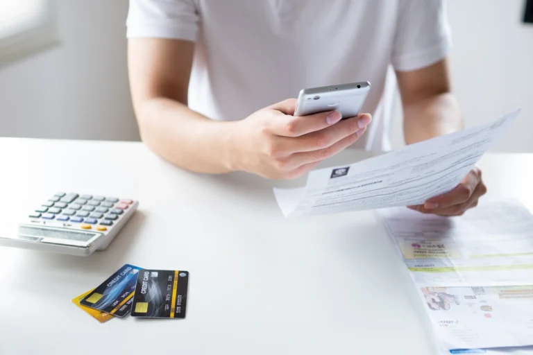 Un homme ui prend en photo des documents pour ouvrir un compte bancaire