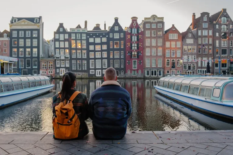 Un couple en voyage à Amsterdam