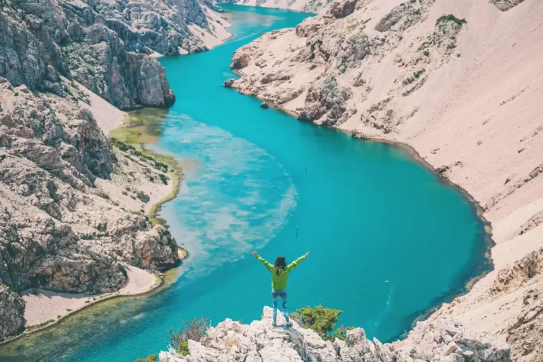 Une personne qui regarde les Gorges de Vendon