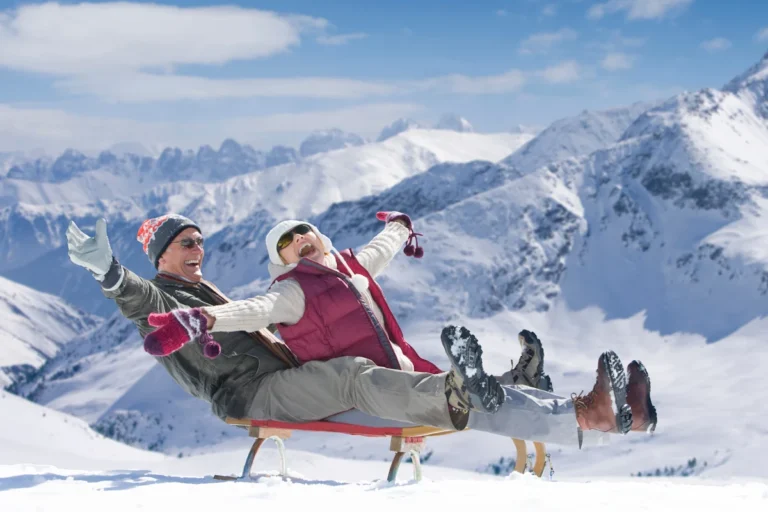 Un couple en pleine activité d'hiver en Alpes d'Huez