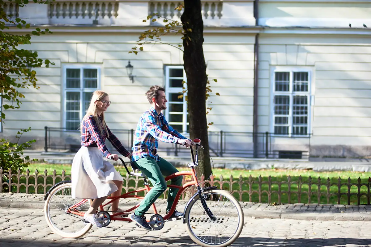 Un couple en balade à vélo à Copenhague