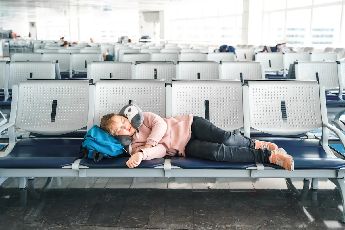 Une femme qui dort dans un aéroport
