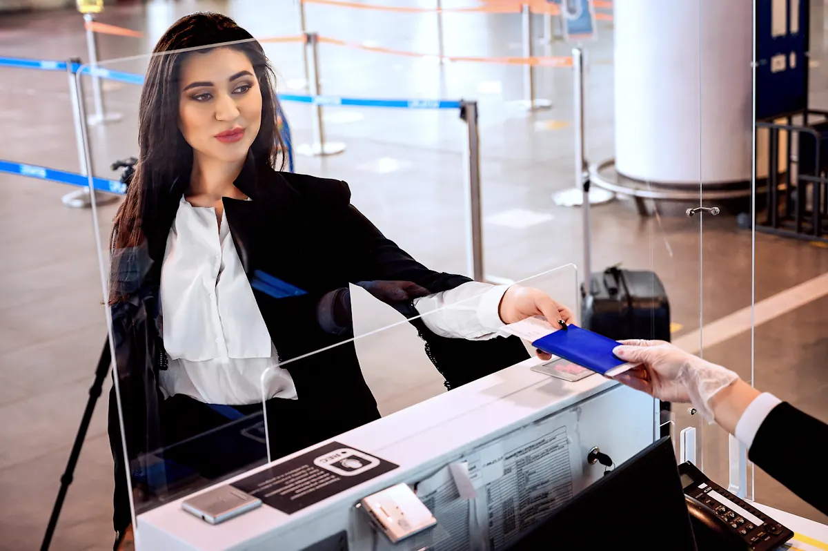 Une femme qui s'enregistre à l'aéroport