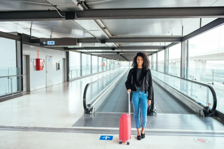 Une femme avec sa valise à l'aéroport