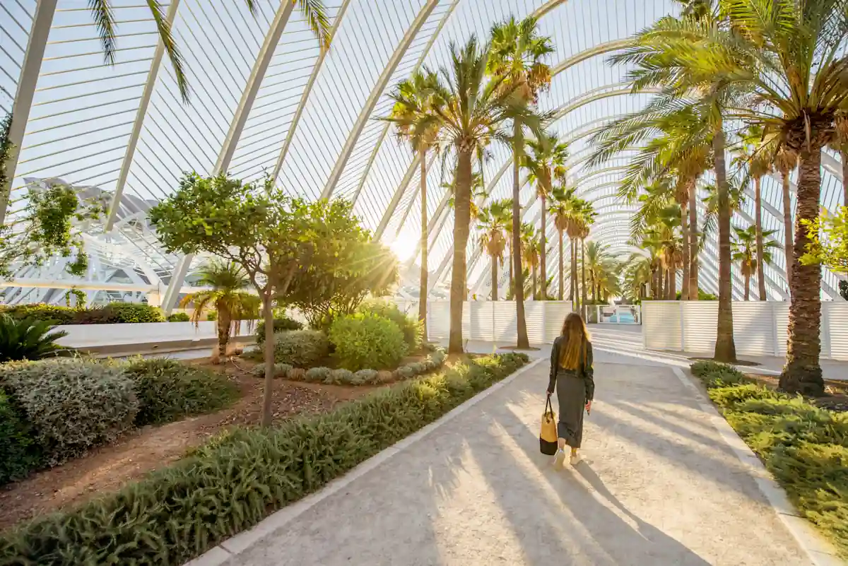 Une femme qui visite un jardin tropical d'aéroport