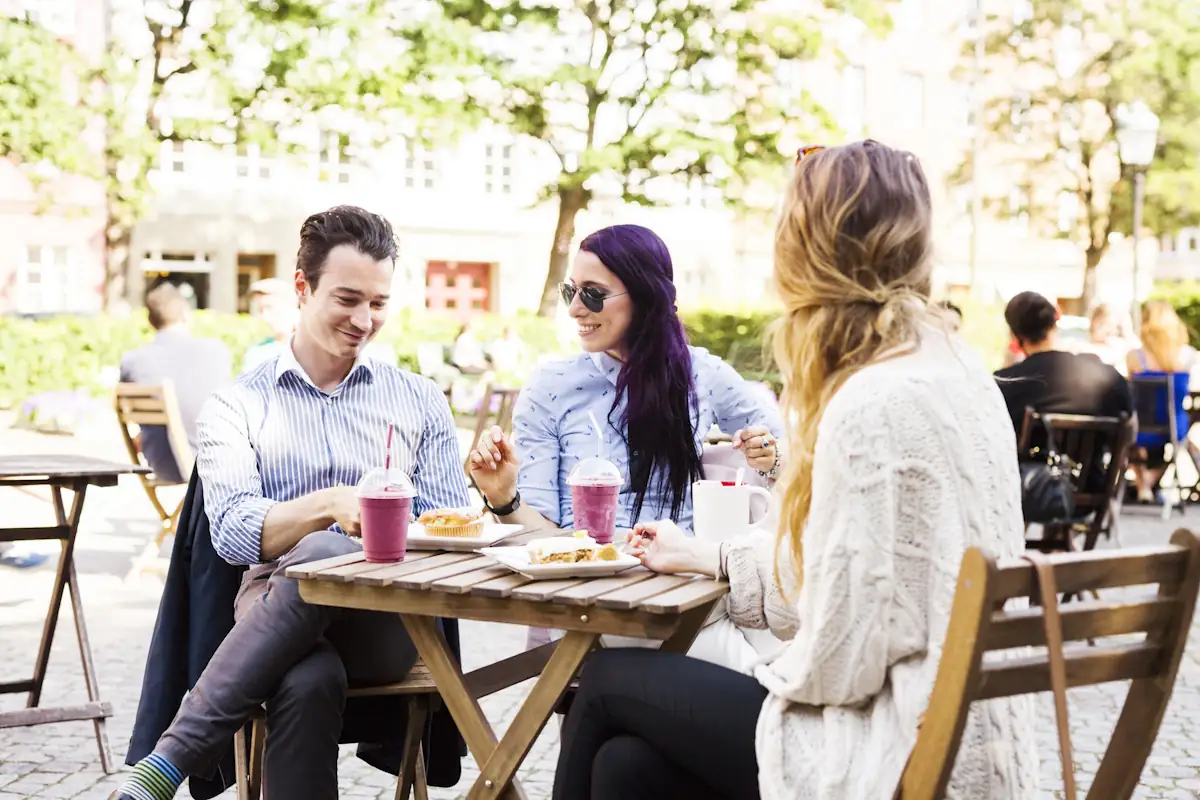 Deux femmes et un homme qui mangent à Copenhague dans un restaurant