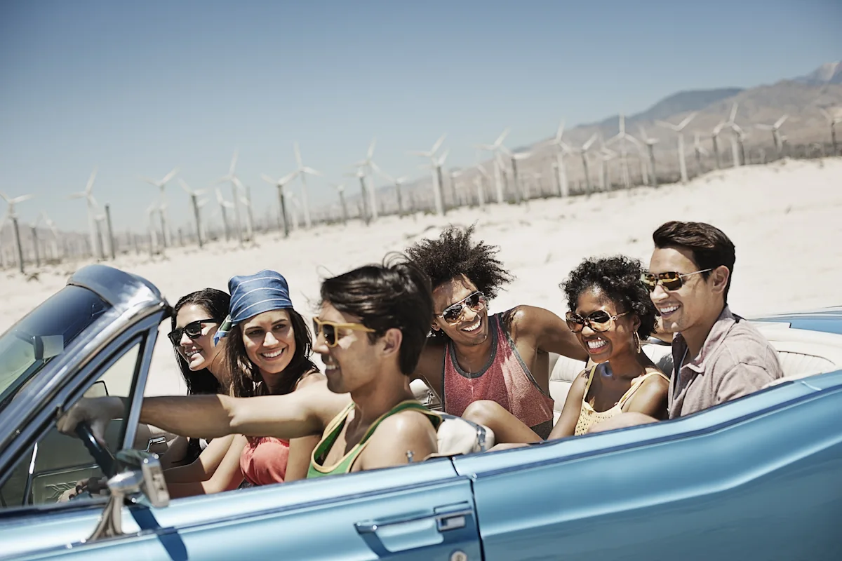 Un groupe d'amis dans une voiture