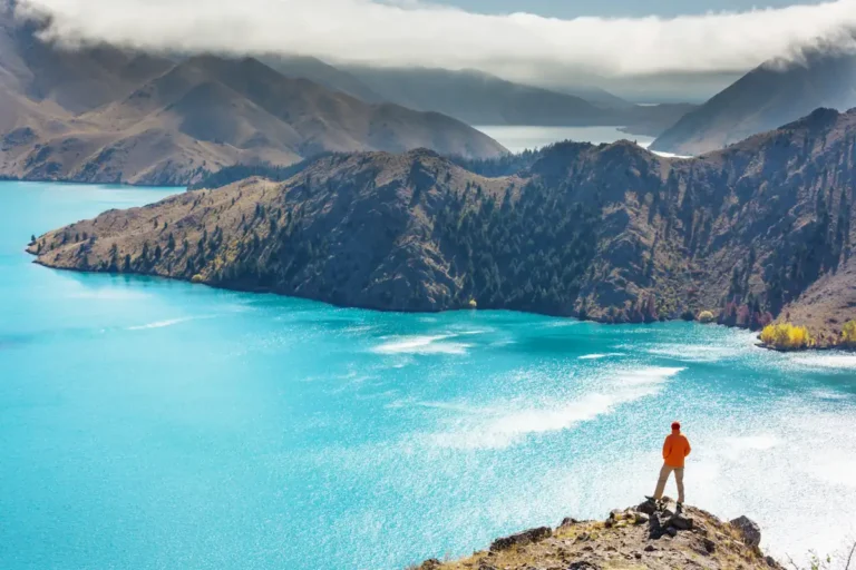 Un homme qui part en Nouvelle Zélande