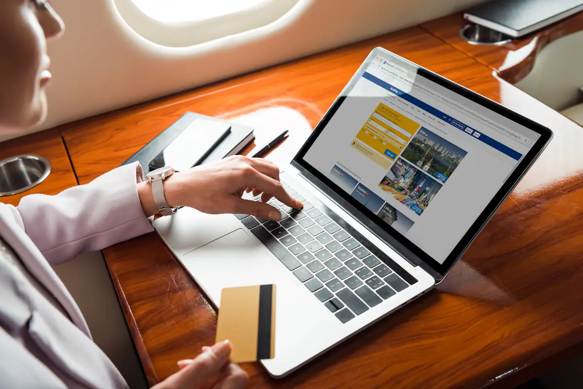 Une femme qui réserver un billet d'avion en ligne