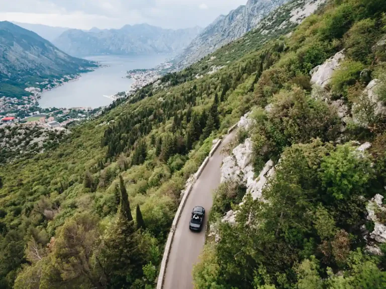 Une personne qui fait un road trip en Croatie