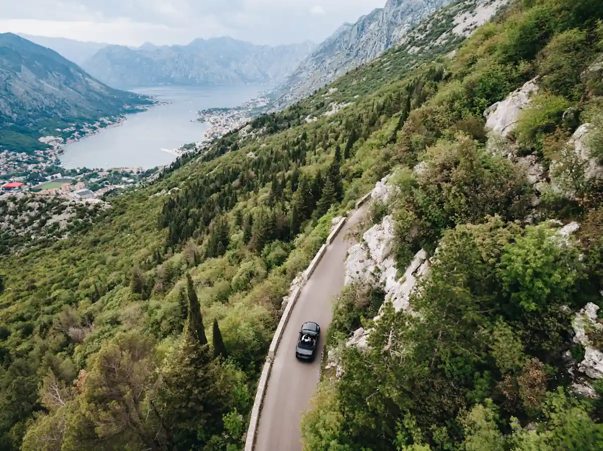 Une personne qui fait un road trip en Croatie