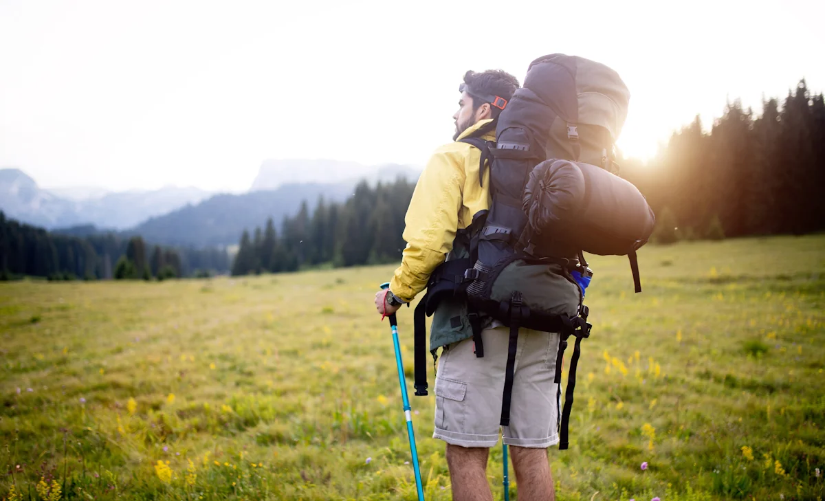 Un homme qui porte un sac à dos de randonnée