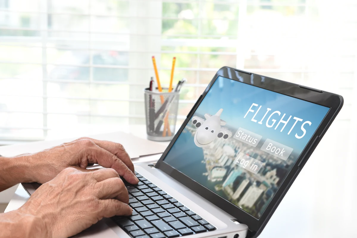 Une personne qui vérifie les vols en ligne