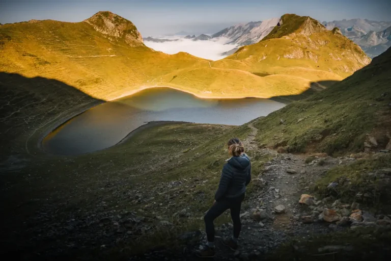 Une femme qui regarde un lac