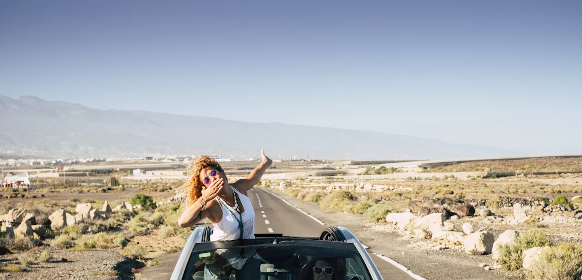 Une femme dans une voiture qui traverse les Etats-Unis