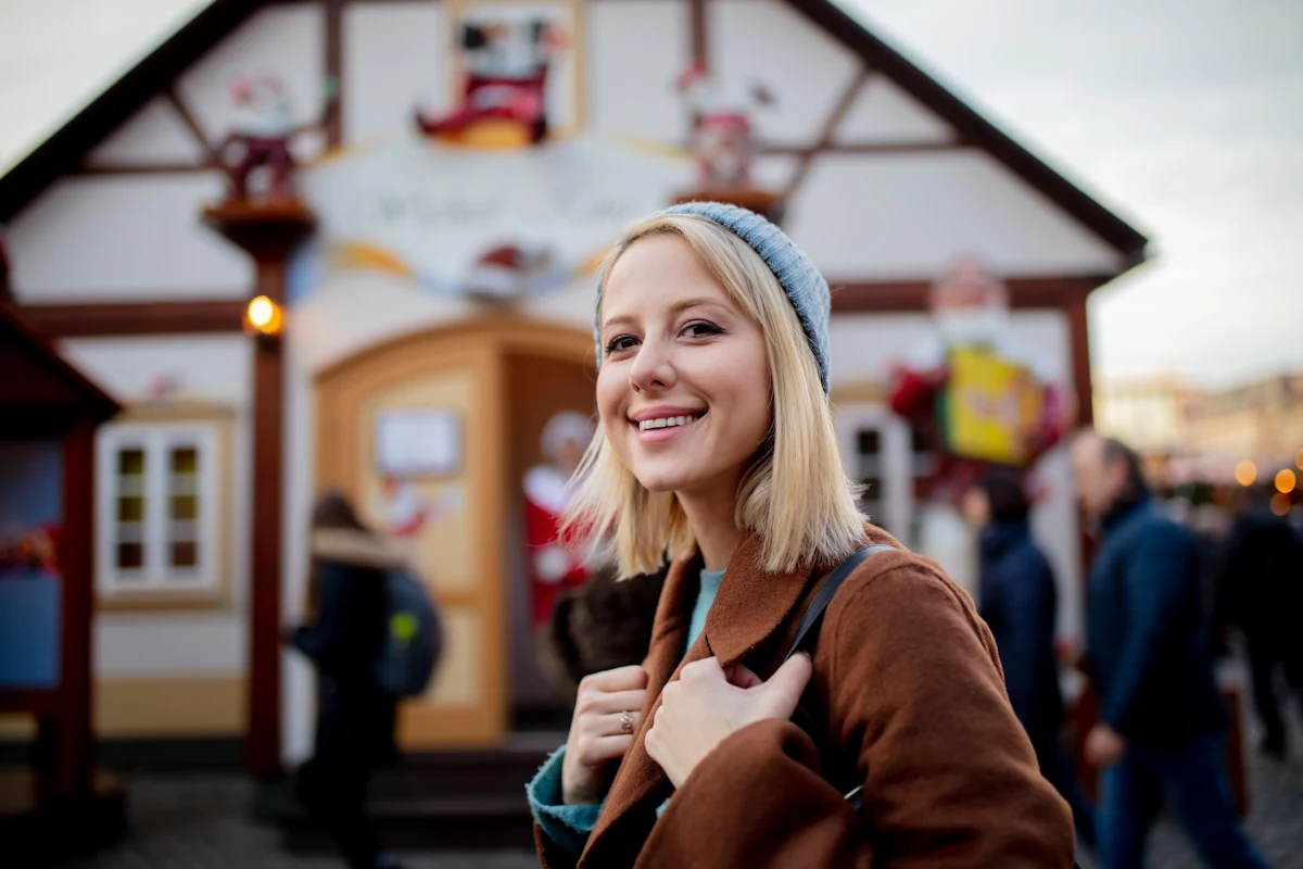 Une femme qui visite Freetown Christiania à Copenhague