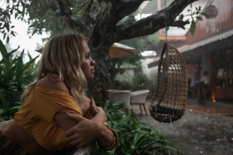 femme a bali sous la pluie