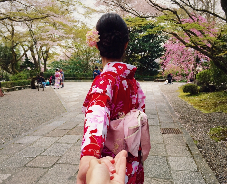 femme en limono qui regarde les cerisiers en fleurs du japon