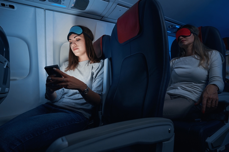 femme qui se prépare à dormir en avion