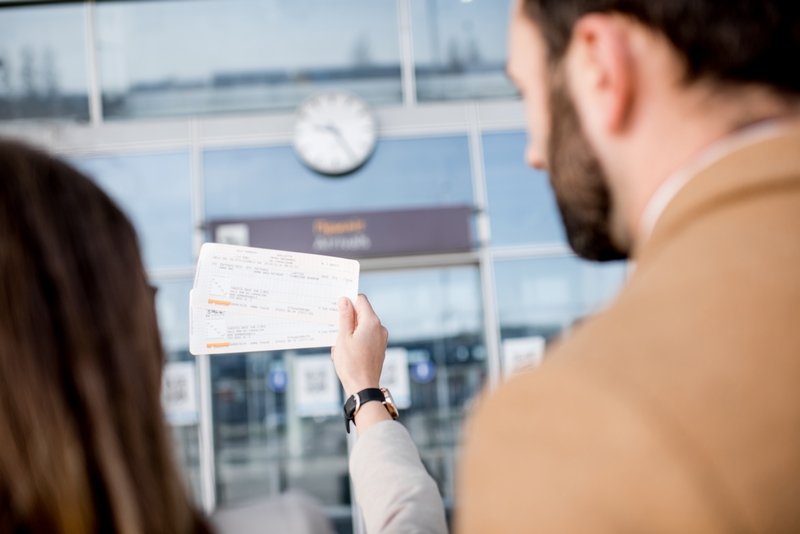 couple qui tient un billet d'avion