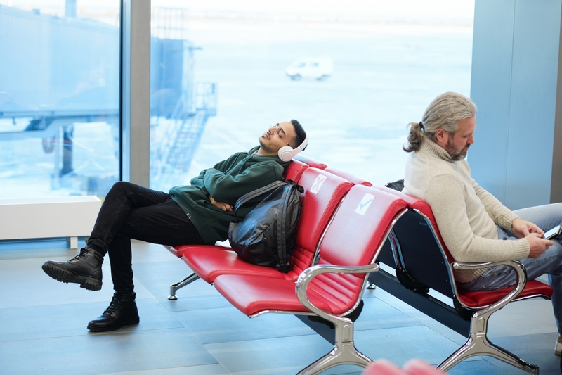 homme qui attend en salle d'embarcation